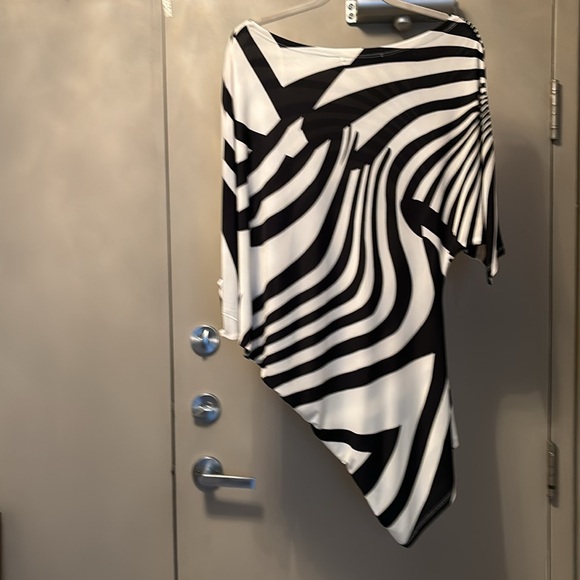 White/black off 1 shoulder asymmetrical top - Picture 2 of 2